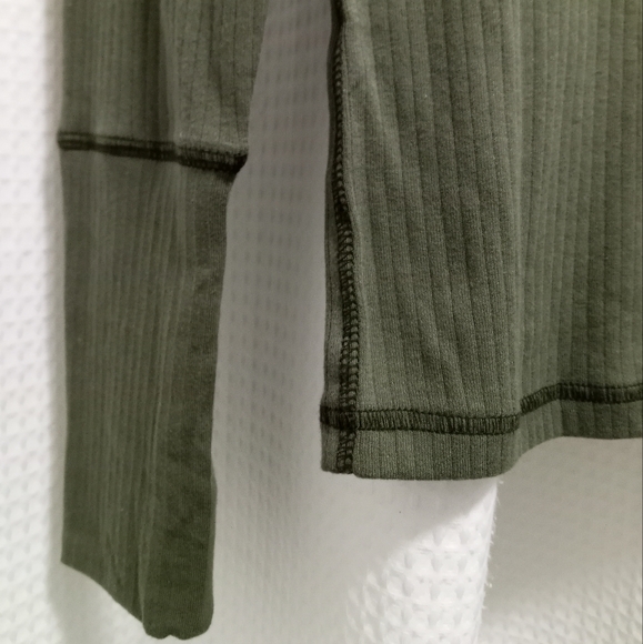 Free People mock neck top. NWT.  Size xs. - Picture 2 of 5